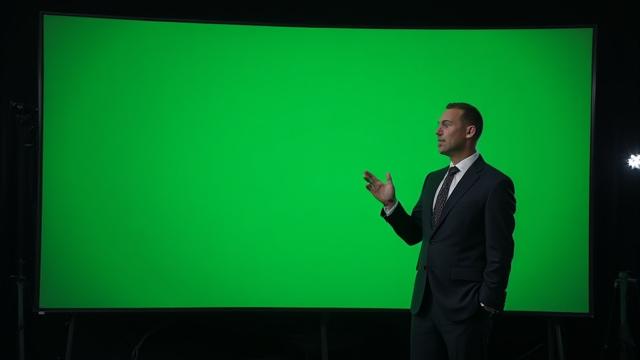 Person wird bei einem Interview in einem modernen Studio mit natürlicher Beleuchtung gefilmt